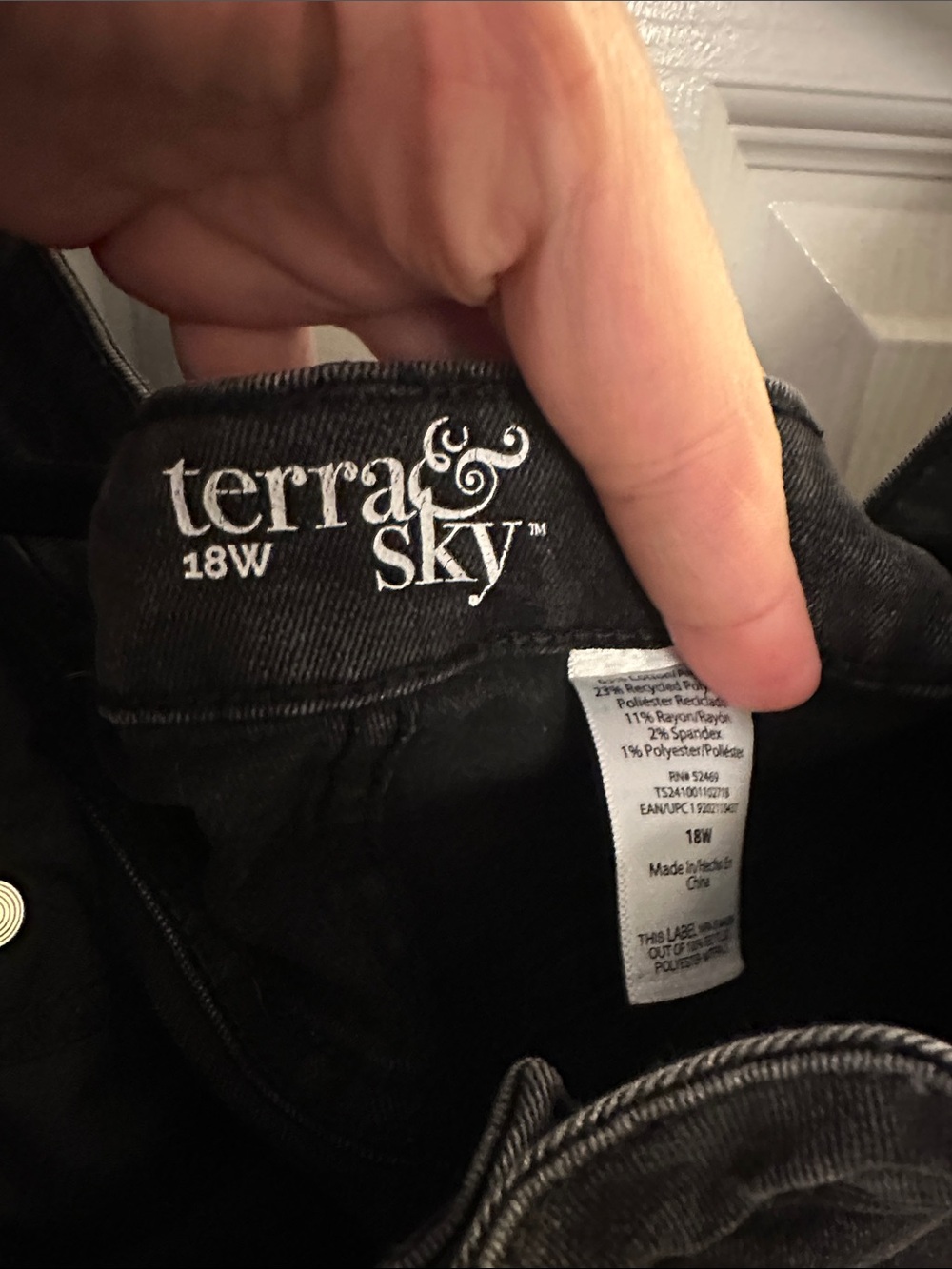 Terra & Sky Black Denim Shorts - Picture 2 of 3